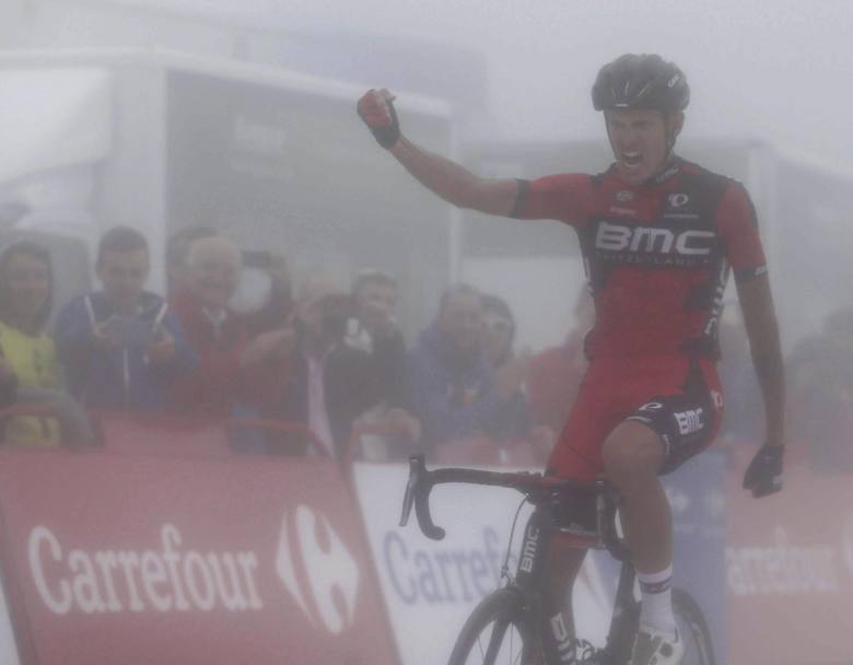 Sulla salita finale, De Marchi stacca tutti e arriva a braccia alzate. L&#39;ultima vittoria del friulano della Bmc  stata proprio alla Vuelta, nel 2014, alla tappa di Alcaudete. Epa